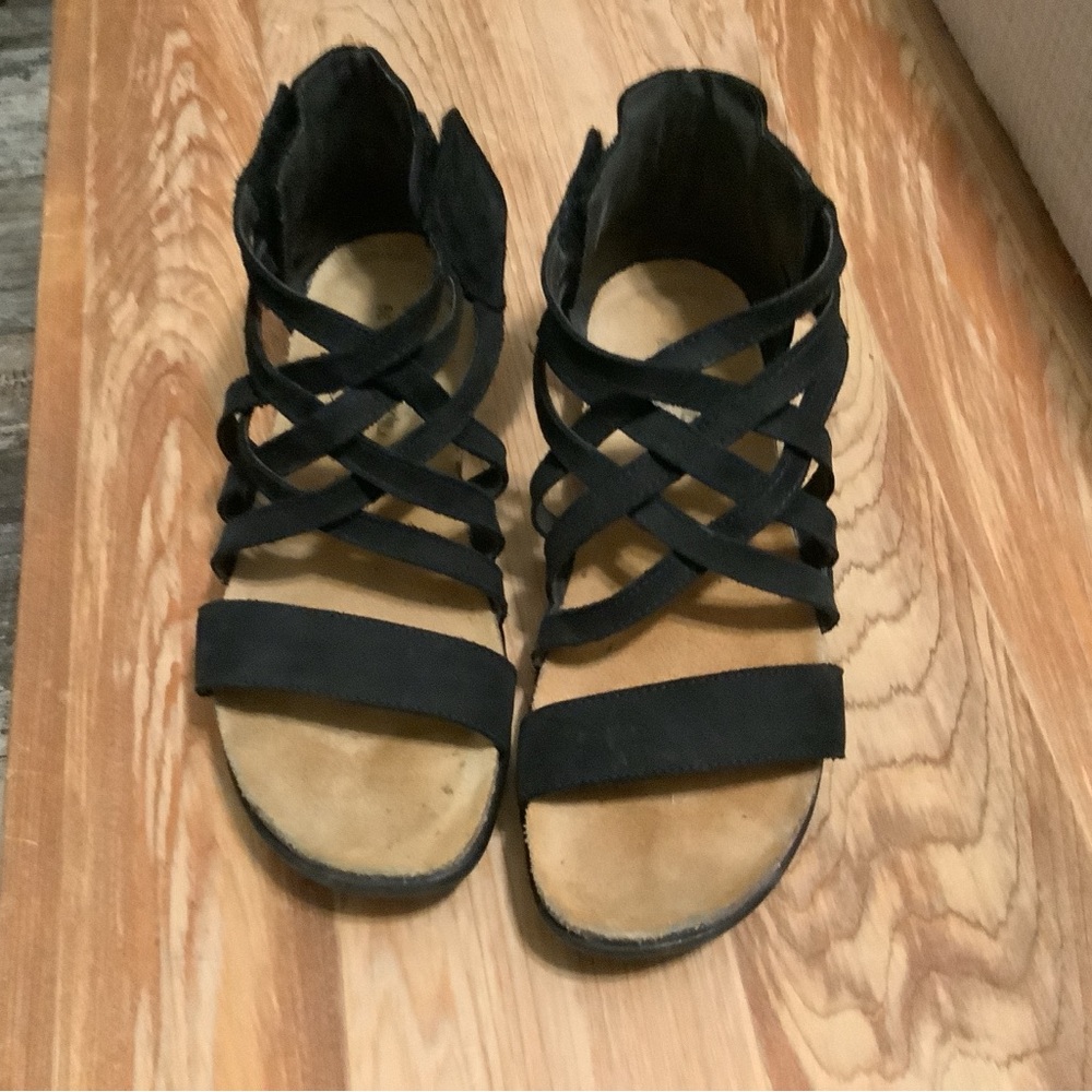 Naot Black and Tan Strappy Sandals
Sz 39 (8 to 8.5)